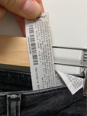 38 Beden siyah Renk Zara 38 beden fermuar dwtaylı jean