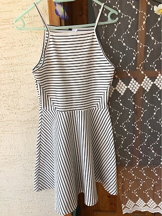 H&M zebra çizgili günlük elbise ile salaş çiçekli bluz
