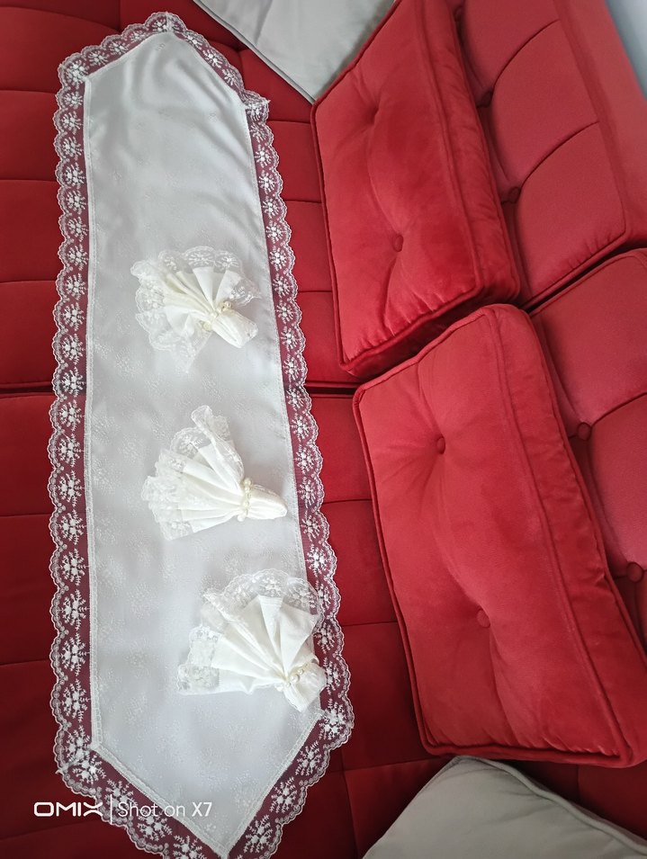 İşlemeli Beyaz Gri Kenarlı Masa Örtüsü - Görsel 2