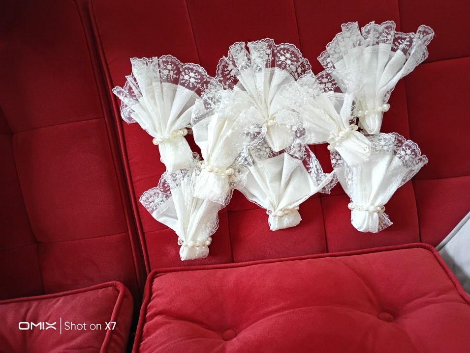 İşlemeli Beyaz Gri Kenarlı Masa Örtüsü - Görsel 3