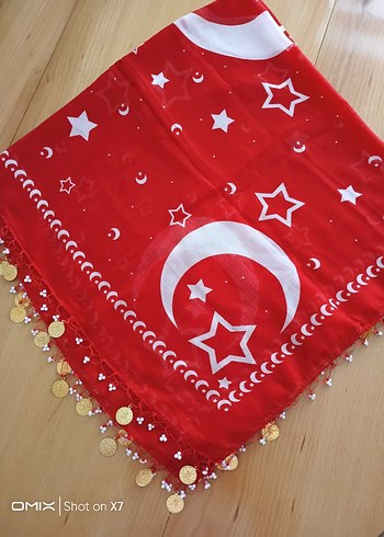 Kırmızı Parlak Püsküllü Kadın Başörtüsü