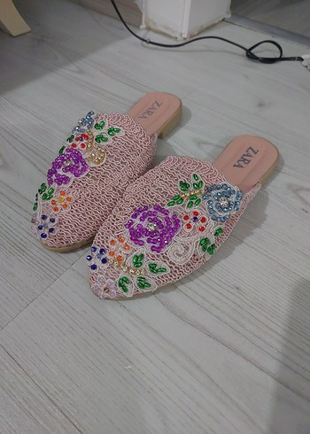 38 Beden Pembe Nakışlı Boncuklu Terlik