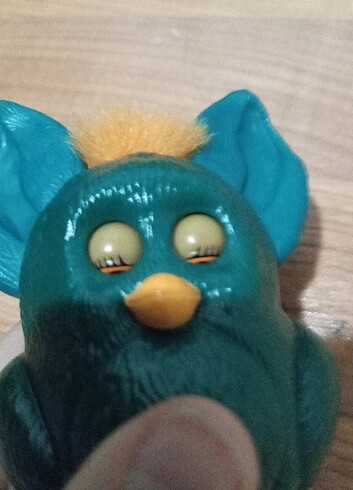 gözleri kulakları oynayan Furby