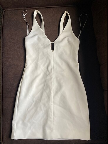 zara cut out detaylı elbise
