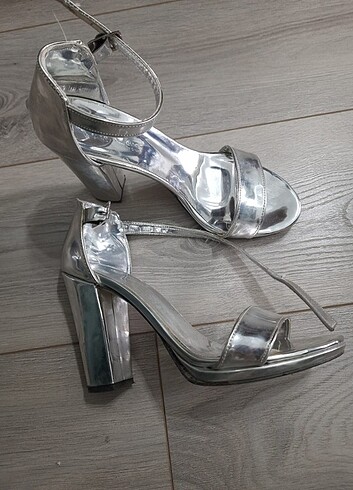Gümüş topuklu ayakkabı 