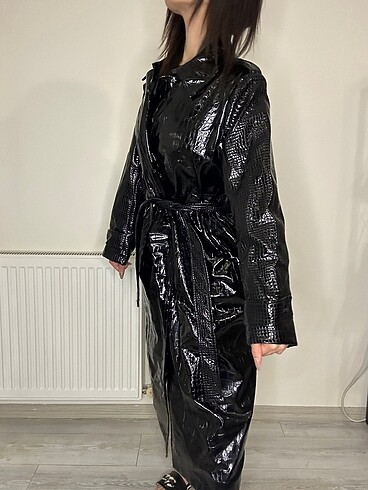 38 Beden siyah Renk KOURTNEY KARDASHIAN BARKER HIGH SHINE FAUX CROC TRENCH COAT
