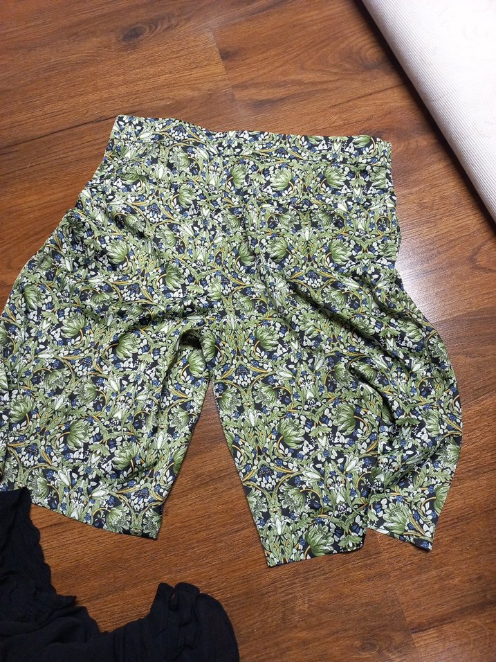 Yeşil Desenli Kısa Bol Kesim Kumaş saten  Pantolon - Görsel 3
