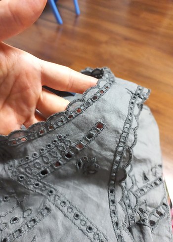 Gri Nakışlı Kolsuz Bluz - Görsel 3