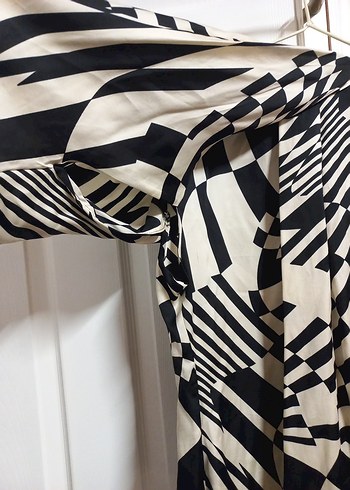 Kadın Siyah Baskılı Pilili V Yaka Gömlek - Görsel 4