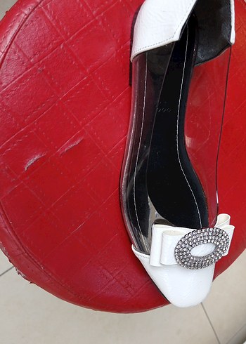 Beyaz Tokalı Stiletto Yılan Desenli Kadın Ayakkabı