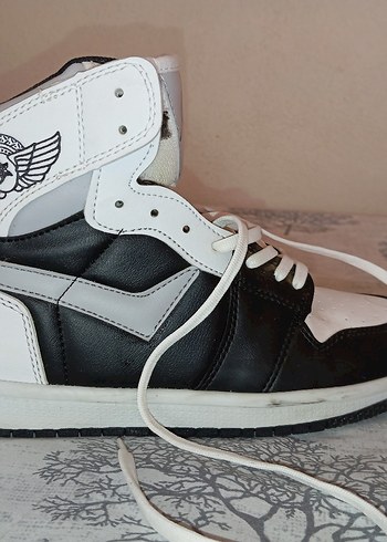Converse Beyaz Siyah Bağcıklı Converse ayakkabısı
