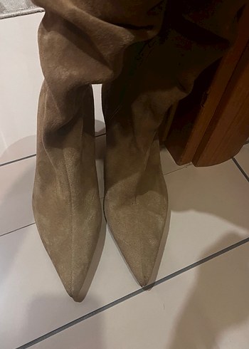 Bej Süet Stiletto Topuklu Kemerli Kadın Çizme - Görsel 4