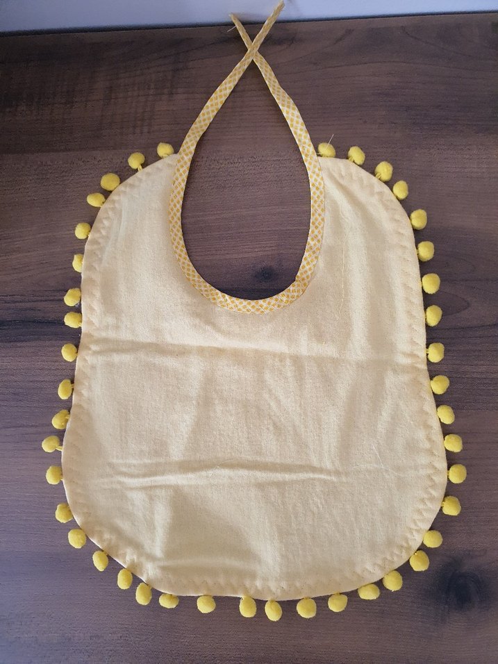 Sarı Ponponlu Beyaz Nakışlı Bebek Önlüğü - Görsel 2