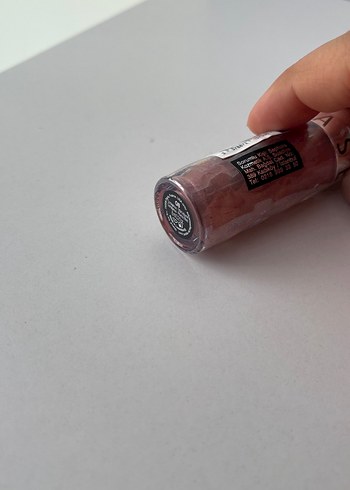 Bej Gri Tonlarda Dudak Parlatıcısı - Görsel 2