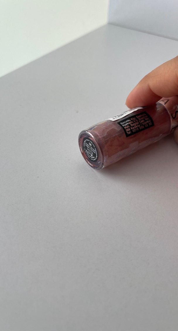 Bej Gri Tonlarda Dudak Parlatıcısı - Görsel 2