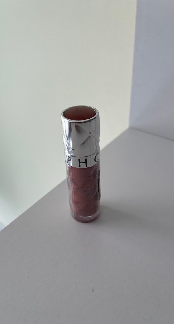 Bej Gri Tonlarda Dudak Parlatıcısı - Görsel 3