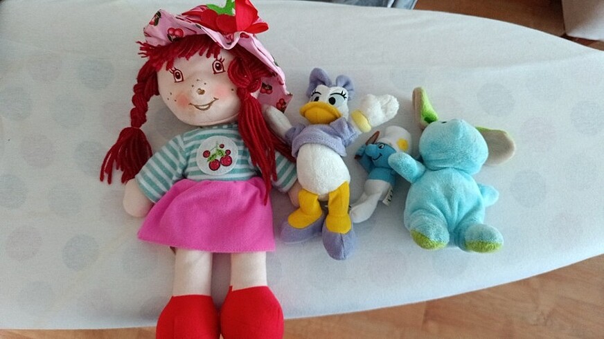 Peluş bebek ve oyuncak