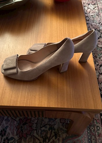 Bej Süet Fiyonklu Dolgu Topuk Kadın Ayakkabı - Görsel 5