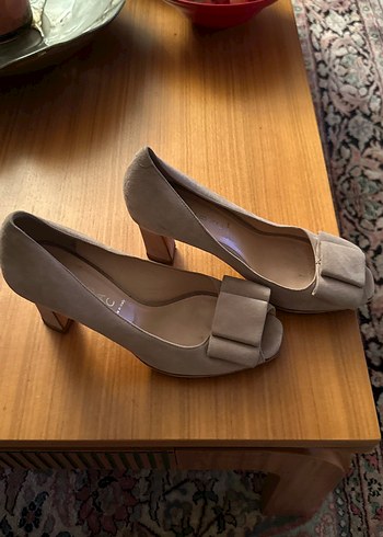 Bej Süet Fiyonklu Dolgu Topuk Kadın Ayakkabı - Görsel 4