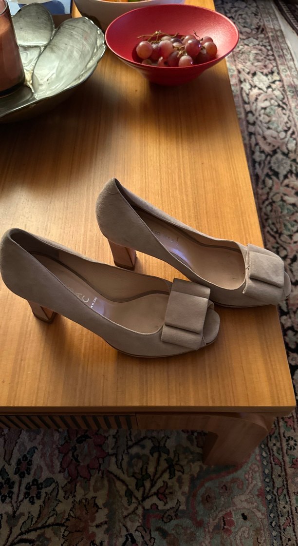 Bej Süet Fiyonklu Dolgu Topuk Kadın Ayakkabı - Görsel 4