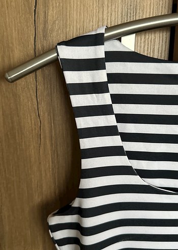 Kadın Siyah Beyaz Çizgili Kolsuz Atlet - Görsel 4