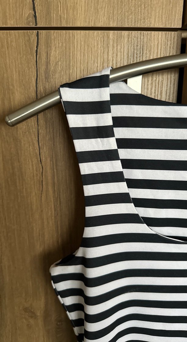 Kadın Siyah Beyaz Çizgili Kolsuz Atlet - Görsel 4