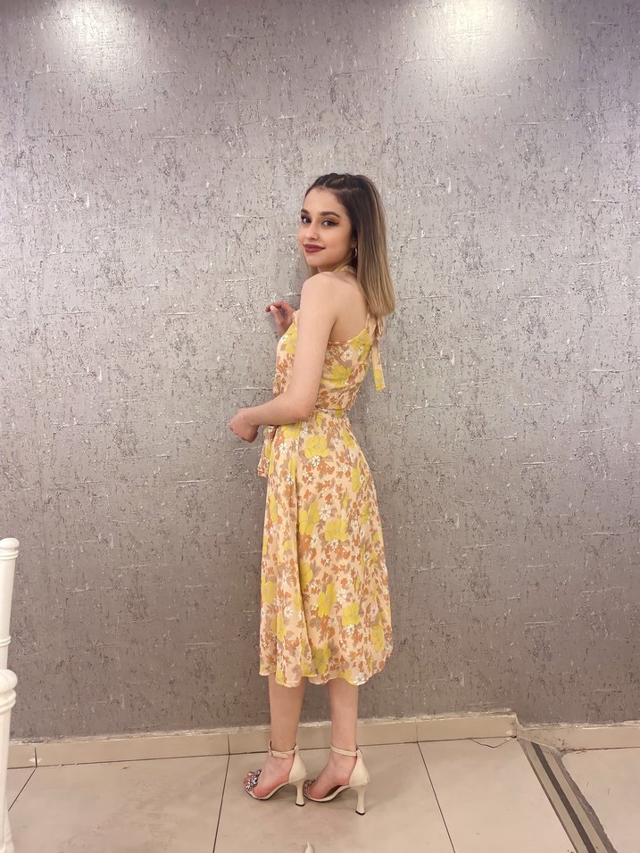 Sarı Bağcıklı Kısa Bohem Elbise - Görsel 2