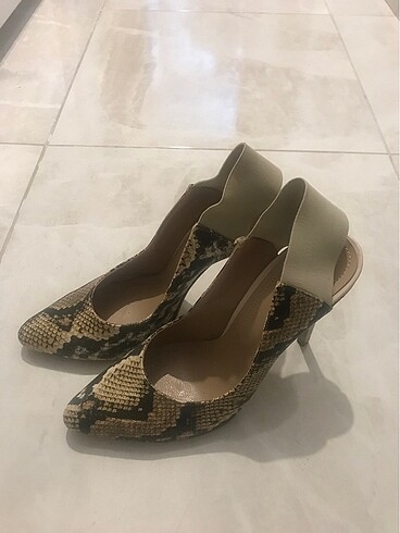 Leopar desenli topluklı ayakkabı