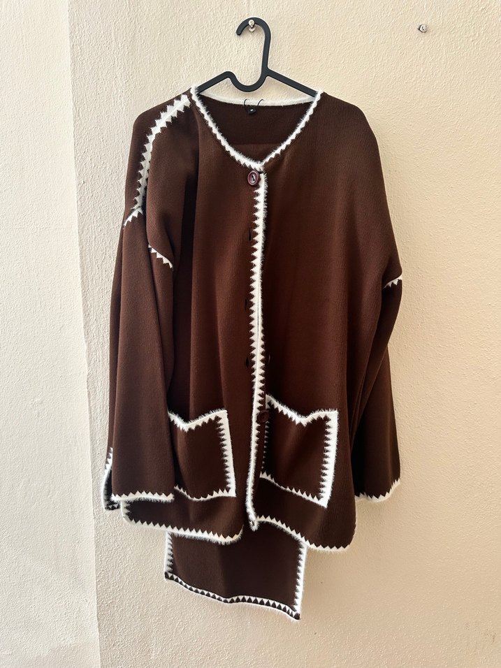 Kahverengi Nakışlı Uzun Örgü Kadın hırka - Görsel 2