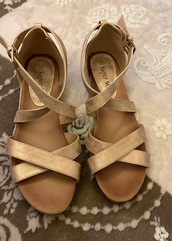 38 numara Bej Parlak Desenli Dolgu Topuklu Sandalet - Görsel 4