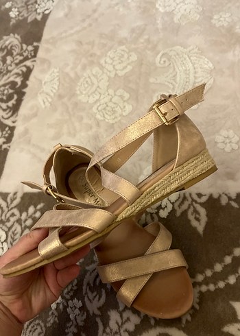 38 numara Bej Parlak Desenli Dolgu Topuklu Sandalet - Görsel 5