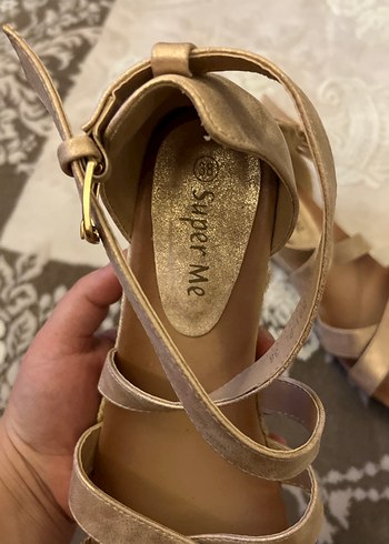 38 numara Bej Parlak Desenli Dolgu Topuklu Sandalet - Görsel 3