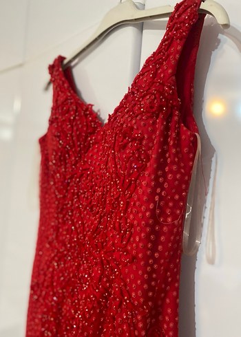 Boncuk Detaylı Kırmızı Uzun Abiye Elbise - Görsel 4