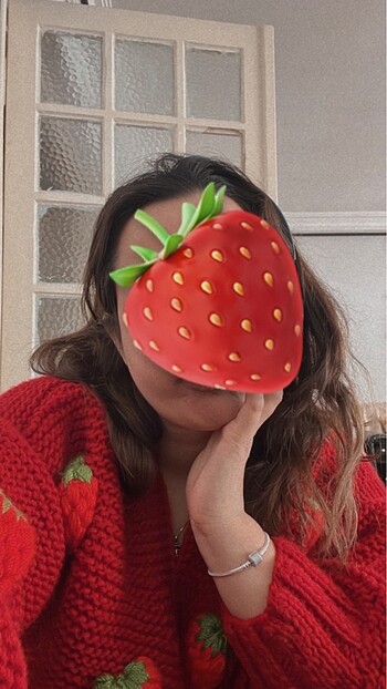 El örmesi çilek desenli örgü kalın ceket