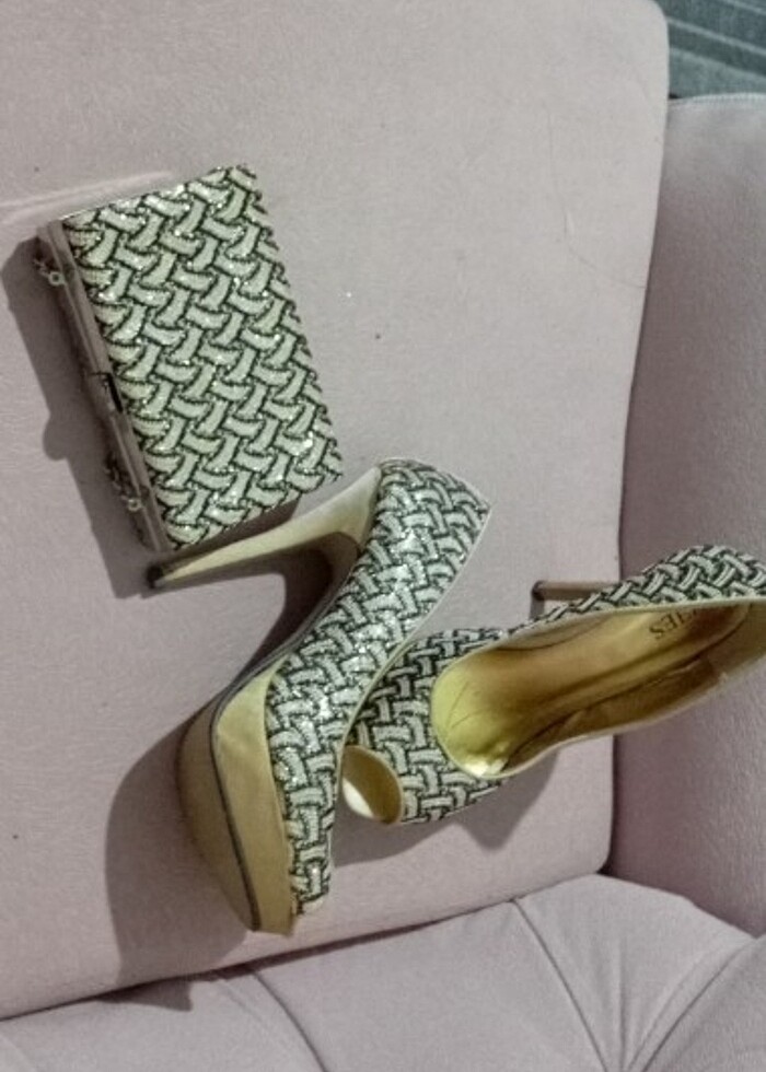 topuklu ayakkabı ve çanta  - Görsel 3