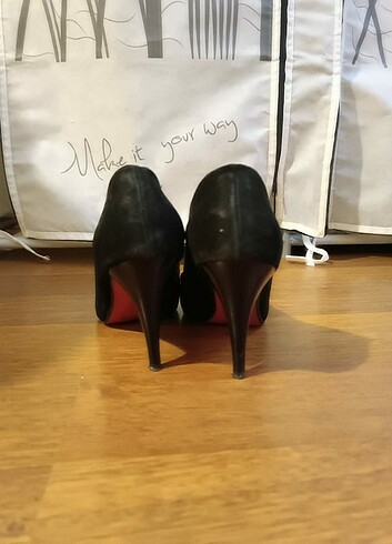 Ayakkabı dünyası Siyah süet stiletto.