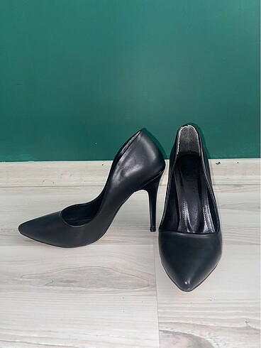Siyah stiletto topuklu ayakkabı