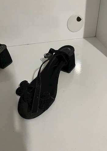 Siyah Fırfırlı Blok Topuklu Kadın Ayakkabı - Görsel 2