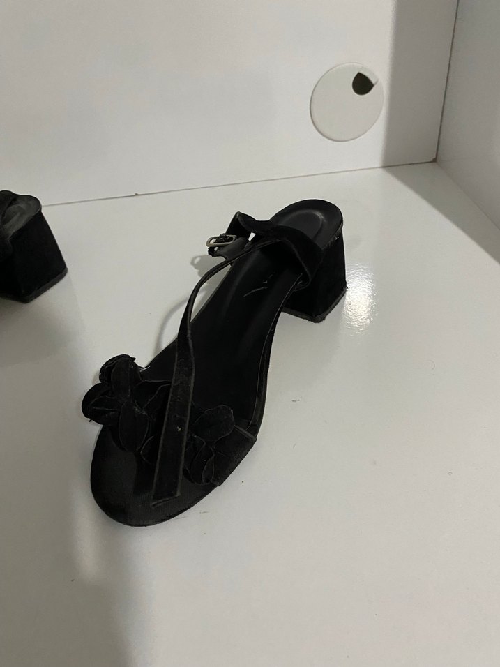 Siyah Fırfırlı Blok Topuklu Kadın Ayakkabı - Görsel 2