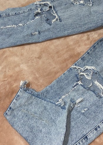 Yırtık Detaylı Bol Kesim Kot Pantolon - Görsel 4