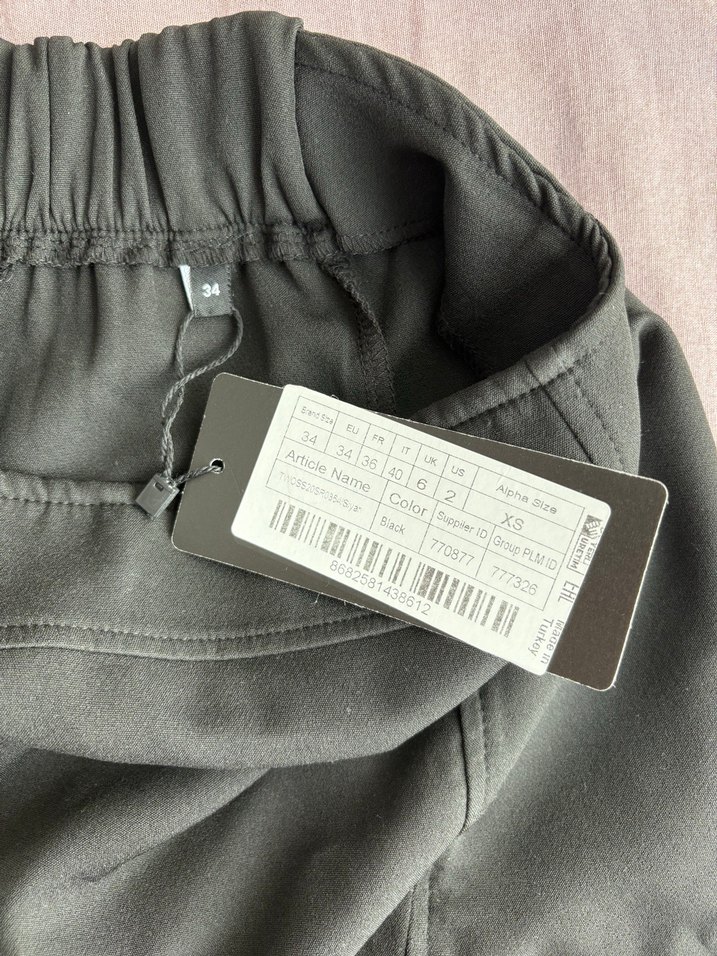 Yırtmaç Detaylı Siyah Şort Etek - Görsel 3