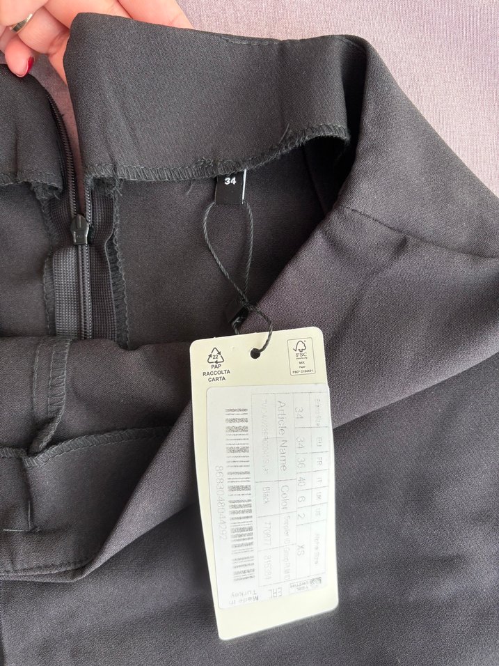 Zincir Detaylı Siyah Şort Etek - Görsel 3