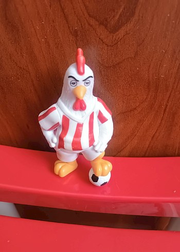 Kırmızı Çizgili Forma Giyen Tavuk Figürü