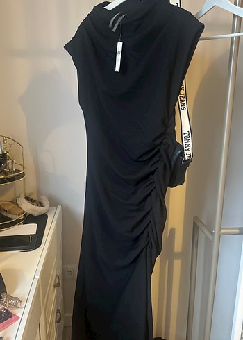 Minimalist Siyah Elbise - Görsel 4