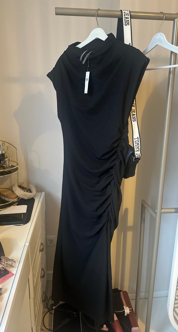 Minimalist Siyah Elbise - Görsel 4