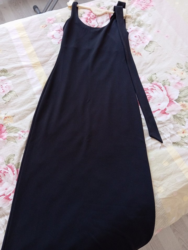 Siyah, askılı, uzun, vücuda oturan elbise - Görsel 2