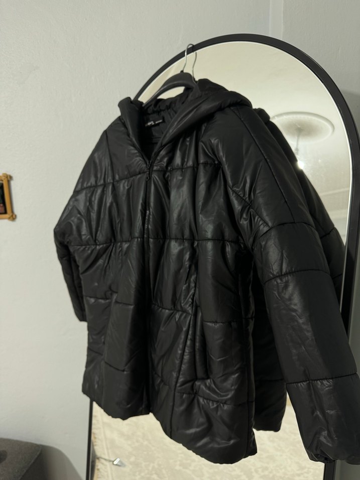 Kapüşonlu Siyah  Kısa Kışlık Mont - Görsel 2