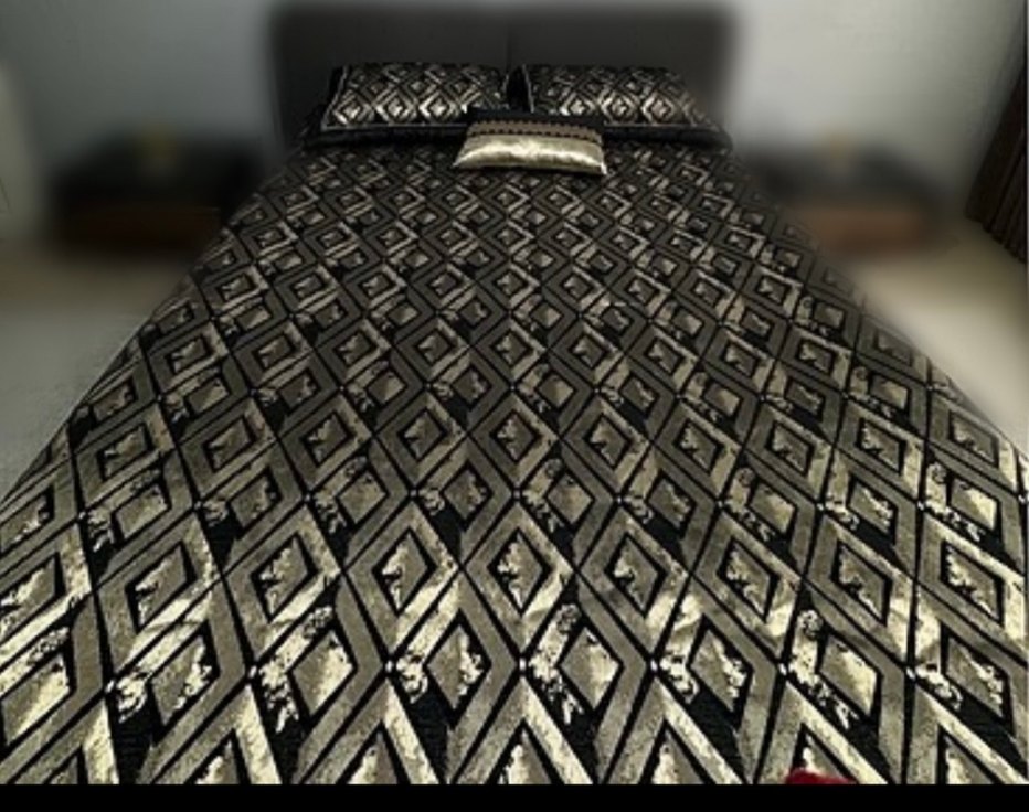 Siyah Desenli Yatak Örtüsü - Görsel 2