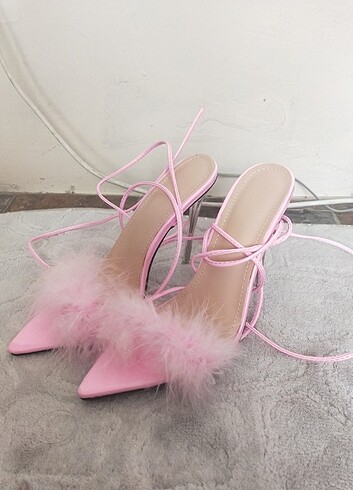 Pembe topuklu