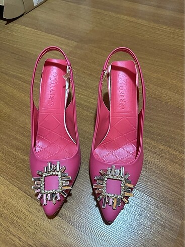 Pembe taşlı stiletto
